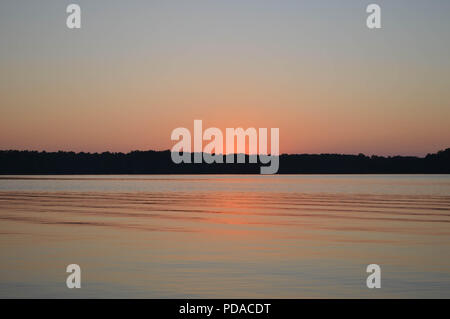 Serene Sunset Reflexion an einem schönen See in North Carolina Stockfoto