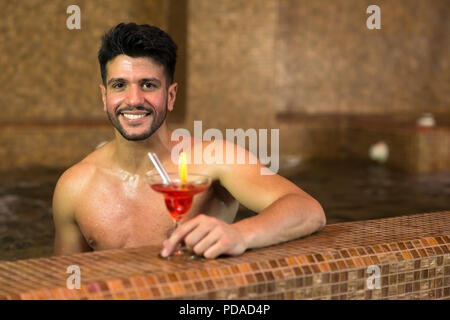 Mann in einem Thermalbad entspannen Stockfoto