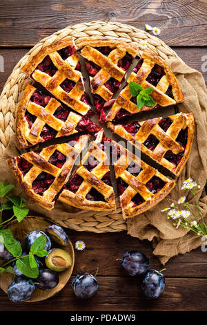Obst Torte. Süße Torte, Torte mit frischen Pflaumen. Köstliche Kuchen mit Pflaumen Stockfoto
