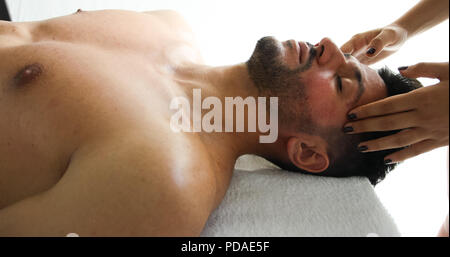 Junger Mann bei einer Massage im Spa Stockfoto
