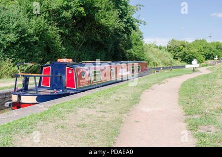 15-04 durch eine der vielen Schleusen am Worcester und Birmingham Canal an Tardebigg. Der 30 lock Flug ist die längste in Großbritannien. Stockfoto