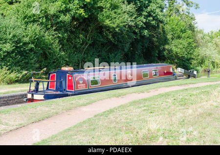 15-04 durch eine der vielen Schleusen am Worcester und Birmingham Canal an Tardebigg. Der 30 lock Flug ist die längste in Großbritannien. Stockfoto