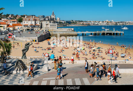 Seaside Stadtbild von Praia da Ribeira, Cascais. Intime Beach in der Nähe von Bahnhof und beliebt bei Touristen Stockfoto