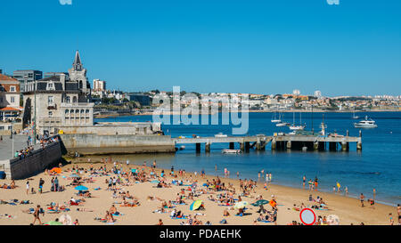 Seaside Stadtbild von Praia da Ribeira, Cascais. Intime Beach in der Nähe von Bahnhof und beliebt bei Touristen Stockfoto