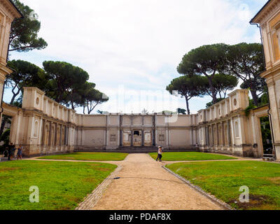 Der Innenhof und die Granit Säulen Pavillon Halle Eingang zum nymphäum - Nationale Etruskische Museum Villa Giulia - Rom, Italien Stockfoto