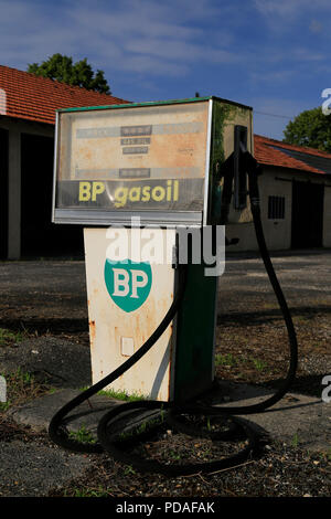 Alte Benzin pumpen an einem verlassenen Französische Garage in der Dordogne. Stockfoto