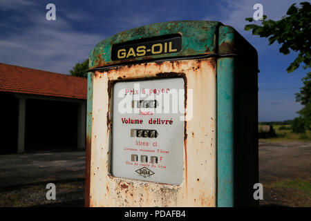 Alte Benzin pumpen an einem verlassenen Französische Garage in der Dordogne. Stockfoto