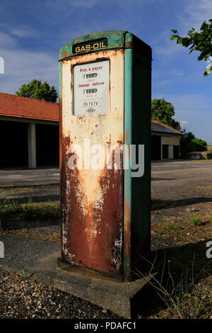 Alte Benzin pumpen an einem verlassenen Französische Garage in der Dordogne. Stockfoto