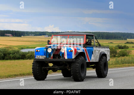 VAULAMMI, Finnland - 4. AUGUST 2018: oben Abgestimmt vintage Land Rover Geländewagen auf der Straße auf Maisemaruise Auto 2018 Kreuzfahrt in Tawastia Ordnungsgemäße, Finnland. Stockfoto