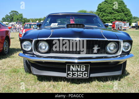 A 1966 Ford Mustang bis auf Torbay Steam Fair, Churston, Devon, England, UK geparkt Stockfoto