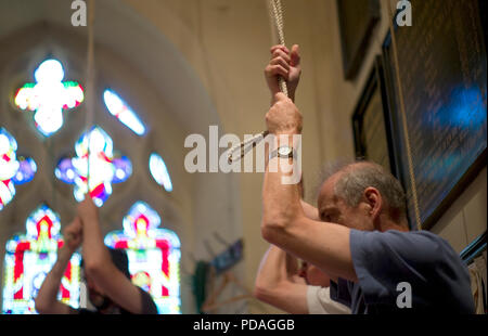 Bell ringers Ring die Glocken an der Kirche St. Mary, in Essendon, Großbritannien, 28. Juli 2018. Foto von John Voos Stockfoto