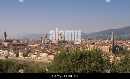 Berühmte Skyline, dominiert von der Torre d'Arnolfo des Palazzo Vecchio, den Campanile und Kuppel des Duomo und der Basilika von Santa Croce, Florenz Stockfoto