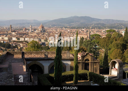 Berühmte Skyline, dominiert von der Torre d'Arnolfo des Palazzo Vecchio, den Campanile und Kuppel des Duomo und der Basilika von Santa Croce, Florenz Stockfoto