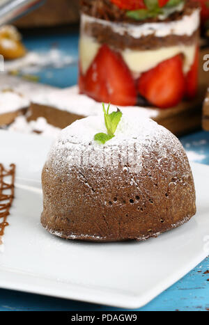 Hausgemachte heiße Schokolade Pudding mit Fondant Zentrum, lava Kuchen Stockfoto