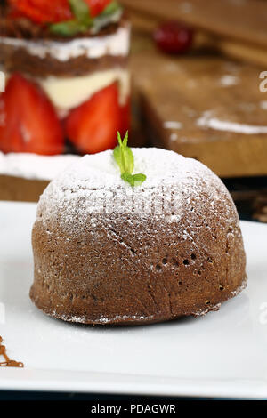 Hausgemachte heiße Schokolade Pudding mit Fondant Zentrum, lava Kuchen Stockfoto