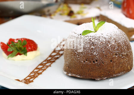 Hausgemachte heiße Schokolade Pudding mit Fondant Zentrum, lava Kuchen Stockfoto