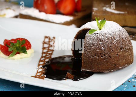 Hausgemachte heiße Schokolade Pudding mit Fondant Zentrum, lava Kuchen Stockfoto