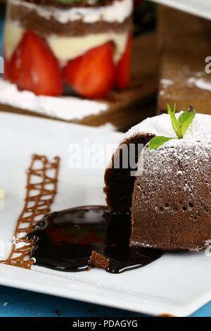 Hausgemachte heiße Schokolade Pudding mit Fondant Zentrum, lava Kuchen Stockfoto