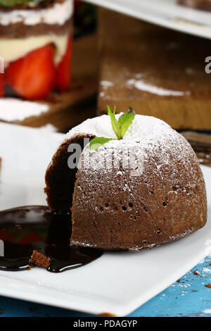 Hausgemachte heiße Schokolade Pudding mit Fondant Zentrum, lava Kuchen Stockfoto