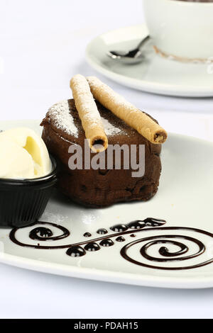 Hausgemachte heiße Schokolade Pudding mit Fondant Zentrum, lava Kuchen Stockfoto