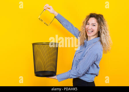 Frau werfen sie ihre Brille Stockfoto