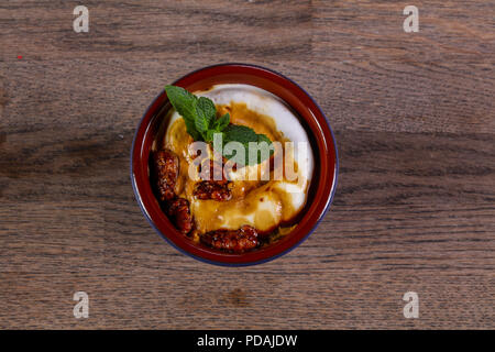 Eis mit Walnuss serviert mint Stockfoto
