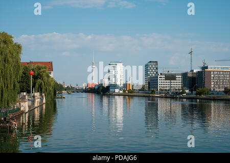 Berlin, Deutschland - August 2018: Stadtbild von Berlin City/Blick über die Spree auf Fernsehturm von der Oberbaumbrücke in Kreuzberg Stockfoto