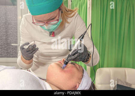 Kosmetikerin führt eine Nadel Mesotherapie Behandlung auf einer Frau Gesicht. Stockfoto