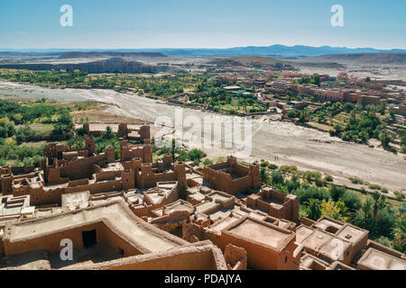 Ansicht von oben auf die Kasbah Ait Ben Haddou, ein mittelalterliches Dorf auf einer Oase voller Palmen in der Mitte des Hohen Atlas, Marokko. Stockfoto