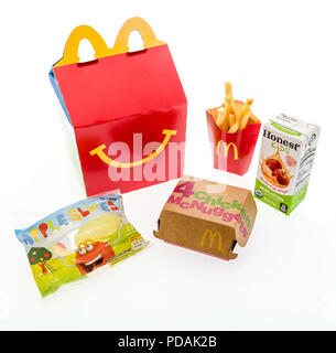 Winneconne, WI - 7. August 2018: Ein chicken McNugget Happy Meal mit ehrlichen Kinder Apfelsaft und Apfelscheiben auf einem isolierten Hintergrund Stockfoto