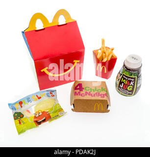 Winneconne, WI - 7. August 2018: Ein chicken McNugget Happy Meal mit Schokolade Milch und Apfelscheiben auf einem isolierten Hintergrund Stockfoto