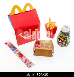 Winneconne, WI - 7. August 2018: Ein chicken McNugget Happy Meal mit Schokolade, Milch und Joghurt auf einem isolierten Hintergrund Stockfoto