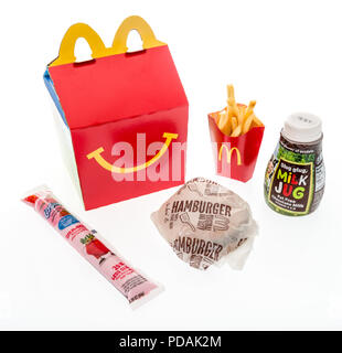 Winneconne, WI - 7. August 2018: ein Hamburger Happy Meal mit Schokolade, Milch und Joghurt auf einem isolierten Hintergrund Stockfoto