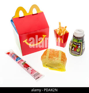 Winneconne, WI - 7. August 2018: ein Cheeseburger Happy Meal mit Schokolade, Milch und Joghurt auf einem isolierten Hintergrund Stockfoto