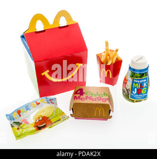 Winneconne, WI - 7. August 2018: ein Chicken McNuggets Happy Meal mit weißer Milch und Apple Slices auf einer isolierten Hintergrund Stockfoto