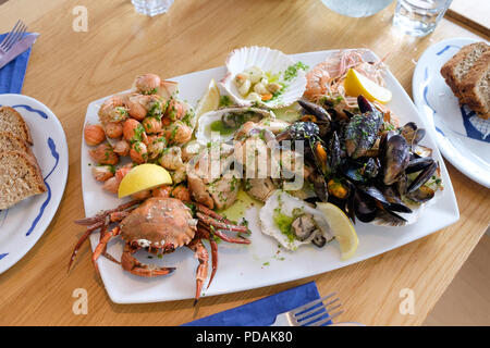 Café Fisch braten Schalentiere Platter, das Markengericht im Café Fisch im Tobermory auf der Isle of Mull in Schottland. Stockfoto