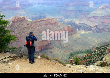 Der Mensch ein Bild von der Grand Canyon vom South Rim. Stockfoto