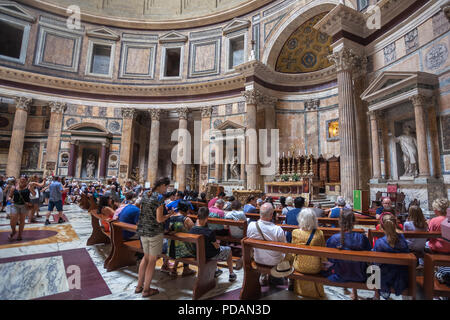 Rom, Italien - 22.06.2018: Touristen besuchen das Pantheon in Rom. Antike Pantheon ist eine der bekanntesten Sehenswürdigkeiten von Rom. Innenraum des römischen Pantheon. P Stockfoto