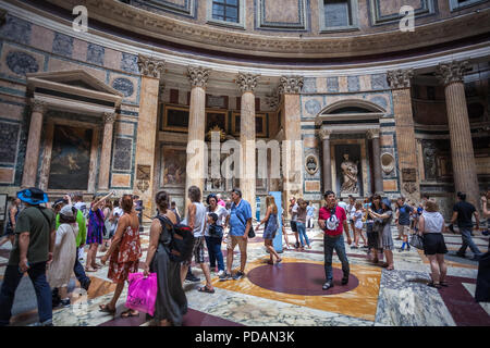 Rom, Italien - 22.06.2018: Touristen besuchen das Pantheon in Rom. Antike Pantheon ist eine der bekanntesten Sehenswürdigkeiten von Rom. Innenraum des römischen Pantheon. P Stockfoto