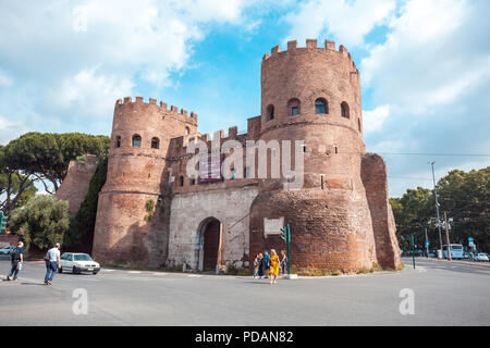 Rom, Italien - 22.06.2018: Blick auf die Porta San Paolo in Rom. Ursprünglich als Porta Ostiensis. Stockfoto