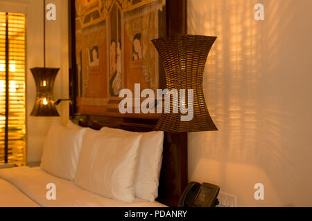 In low light Hotel Schlafzimmer Dekoration in weichem Licht gedreht. Stockfoto