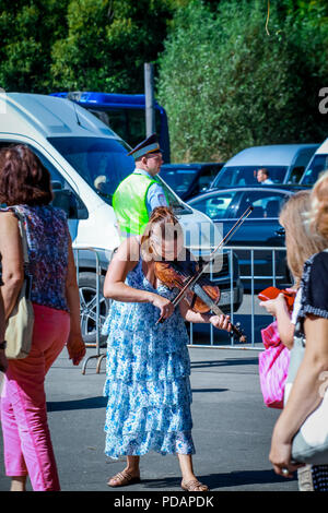 08 27 2016 Bryansk, Rußland. Das Mädchen ist ein Straßenmusiker, meisterhaft spielt die Geige, um Geld zu verdienen. Stockfoto