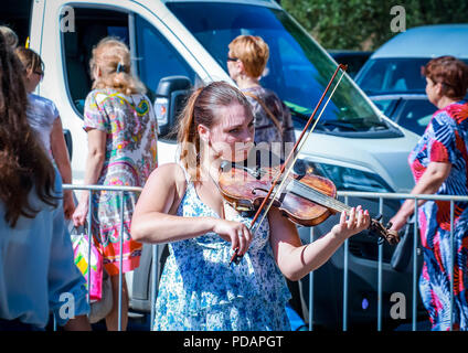 08 27 2016 Bryansk, Rußland. Das Mädchen ist ein Straßenmusiker, Violine zu spielen unter den Menschen Geld für ein Leben zu bilden. Stockfoto