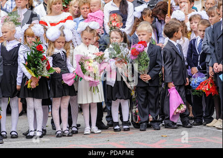 In Tjumen, Russland - September 1, 2012: Schule 43. Grundschulkinder mit Lehrern und Eltern am ersten Tag des Schuljahres. Fest des Kno Stockfoto