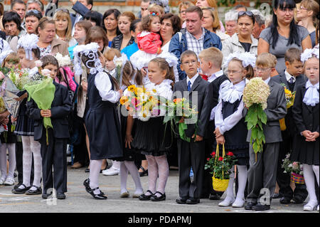 In Tjumen, Russland - September 1, 2012: Schule 43. Grundschulkinder mit Lehrern und Eltern am ersten Tag des Schuljahres. Fest des Kno Stockfoto