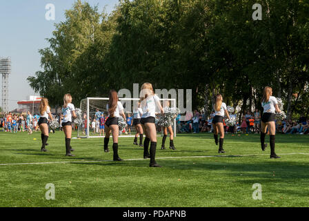 In Tjumen, Russland - Januar 3, 2018: Fußball-Turnier unter Kindergärten Geolog Stadion. Leistung der Schöne junge Mädchen der Cheerleader Team Stockfoto