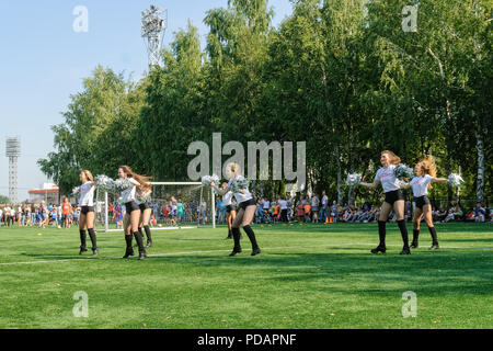In Tjumen, Russland - Januar 3, 2018: Fußball-Turnier unter Kindergärten Geolog Stadion. Leistung der Schöne junge Mädchen der Cheerleader Team Stockfoto