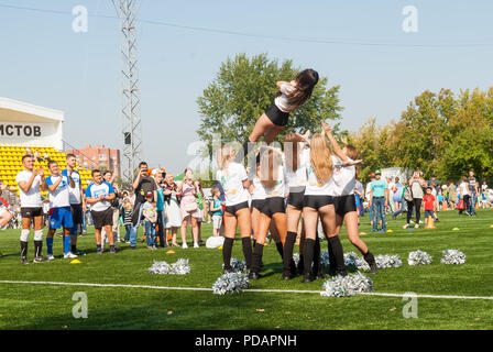 In Tjumen, Russland - Januar 3, 2018: Fußball-Turnier unter Kindergärten Geolog Stadion. Cheerleader in Aktion Stockfoto