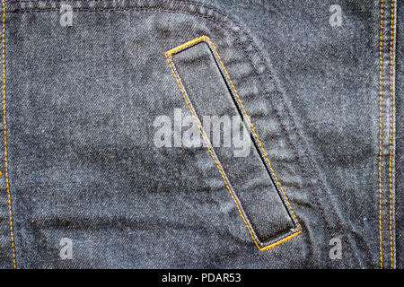 Leere verschlissene Jeans Label auf grau Denim Stockfoto