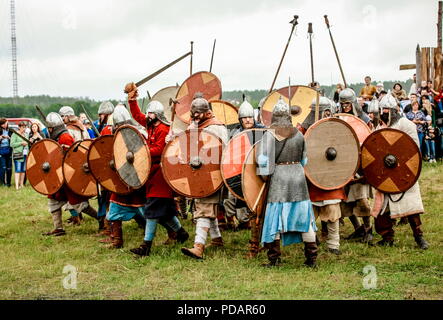 07.22.2017 Russland, Gebiet Brjansk. Das festival für Liebhaber des historischen militärischen Re-inszenierungen. Die Menschen gekleidet in der Kleidung der Wikinger und russischen Helden der Schlacht um auf dem Angriff ging. Stockfoto